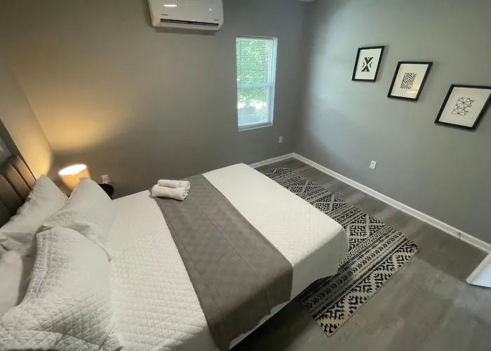 The Yale Townhouse 2 - 2br