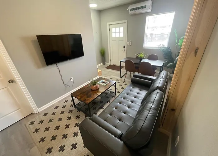 The Yale Townhouse 2 - 2br *